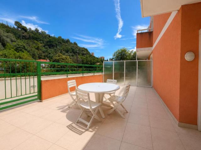 Menton, beau studio de 34m2 avec 25m2 de terrasse dans résid