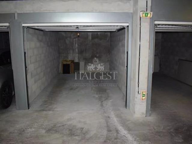 Menton garage centre