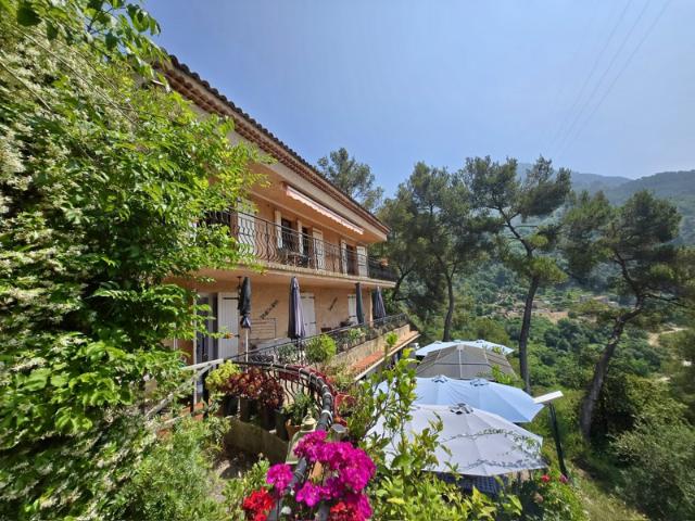 Menton dernier étage de plus de 160m2 terrasse jardin 2 park