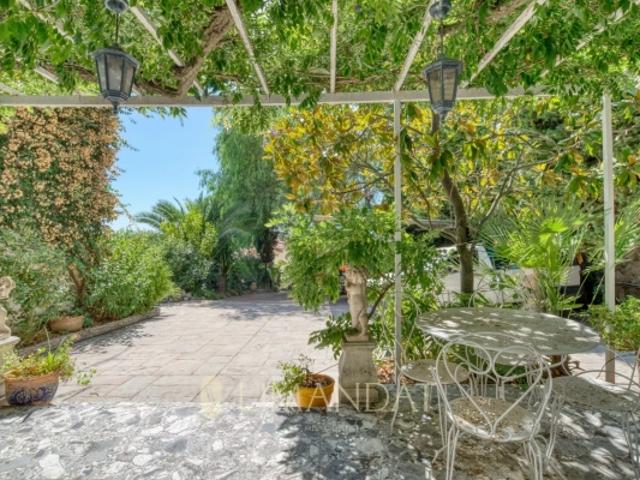Menton joyaux de l'histoire, villa belle époque 460 m2