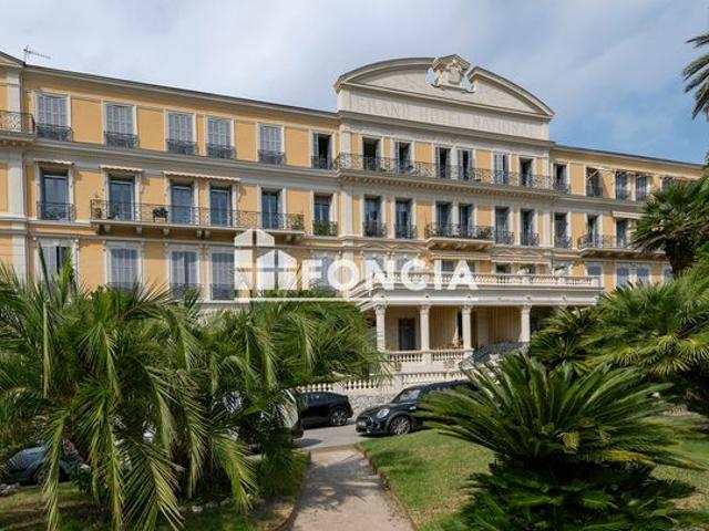 Menton le national, ancien grand hotel belle epoque, avec jardin et stationnement colllectif, proche du centre ville et gare