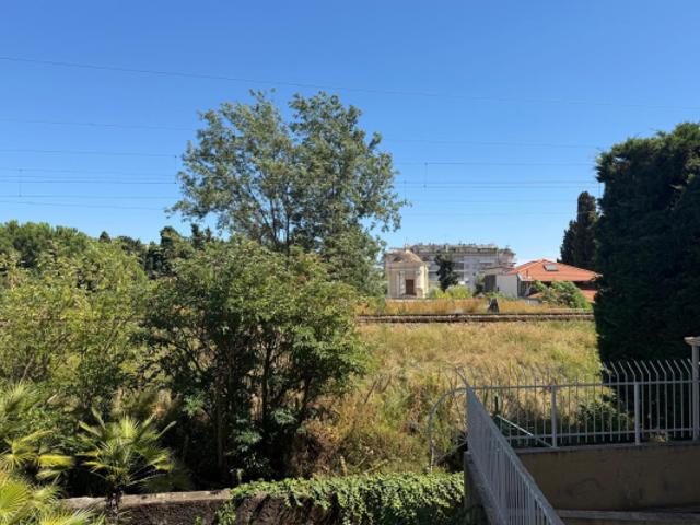Menton limite RCM lot de 2 appartements entièrement rénové à