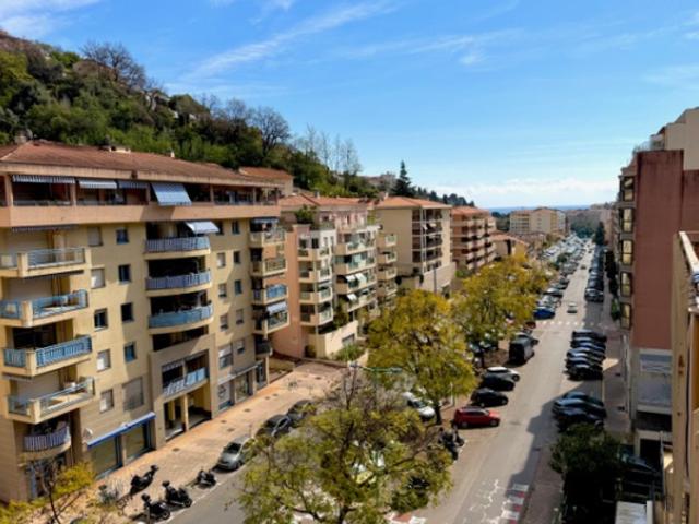 Menton spacieux 2 pièces traversant de 47m2 avec terrasse et