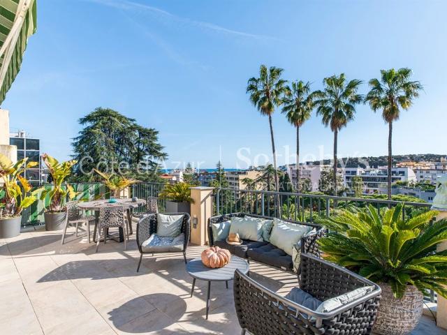 Menton penthouse dernier étage avec rooftop, piscine et vue mer panoramique