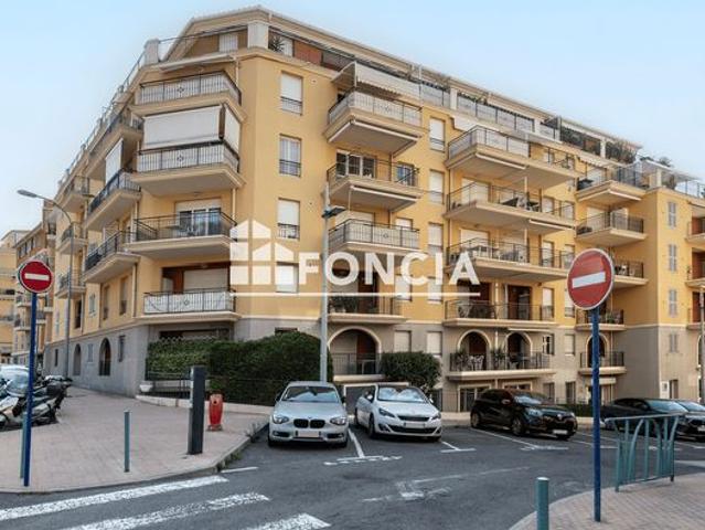 Menton quartier mairie, dans residence recente, en parfait etat, appartement de trois pieces traversant avec terrasse au calme