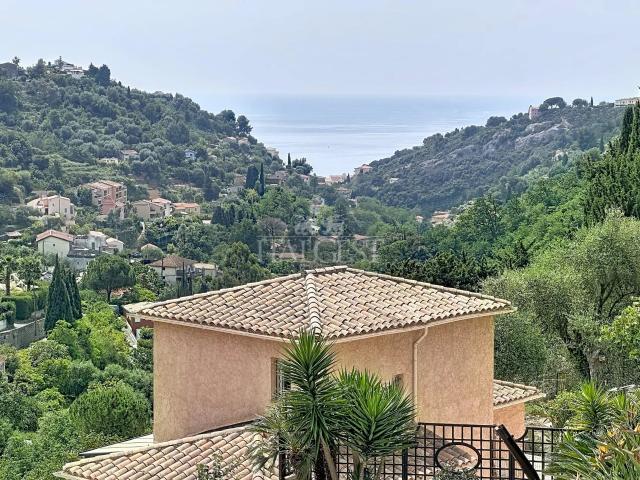Menton – Villa lumineuse avec aperçu mer au sein d’une petit. 125m² Menton