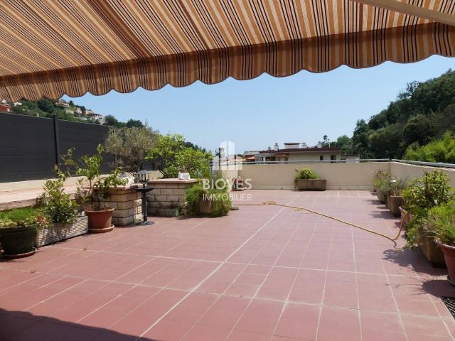 MENTON. Villa sur le toit avec terrasse
