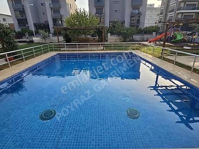 Menderes Altıntepe'de Havuzlu Sitede Satılık 2+1, Ara Kat Daire