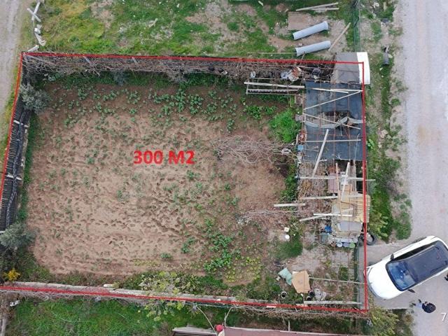 Menderes Develide Ana Yola Cepheli, 300 m Hobi Bahçesi Su & Elektrik Hazır, Araç Girişli