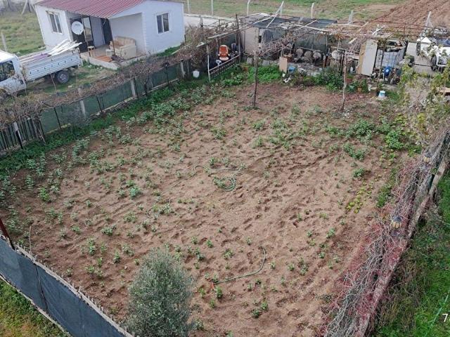 Menderes Develide Ana Yola Cepheli, 300 M Su & Elektrik Hazır