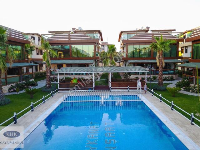 Menderes Merkez'de Yüzme Havuzlu Site İçi 4+1 Geniş Villa