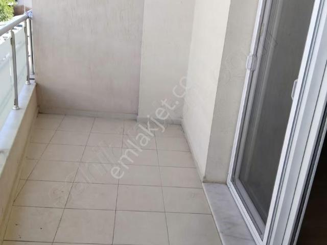 Menderes Merkezde, Belediye Yakını, Ara Kat 3+1 Satılık Daire