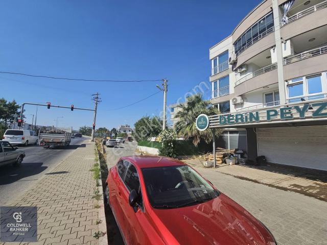 Menderes Merkez'de Havuzlu Site İçinde Satılık 150 M2 3+1 Daire