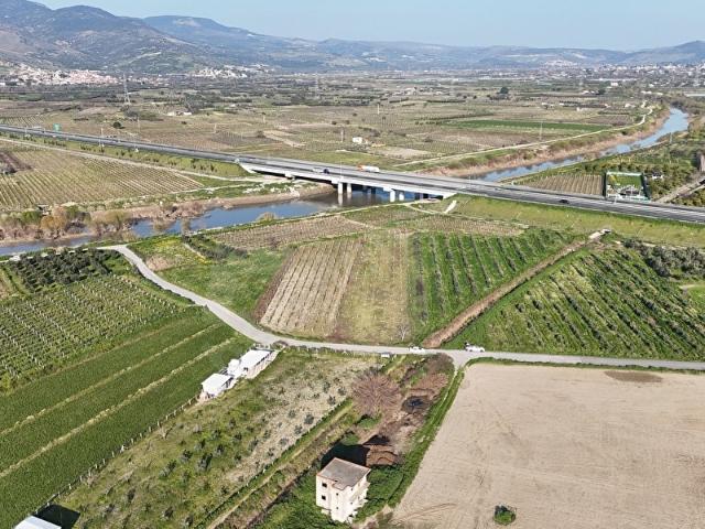 MENEMEN YAHŞELLİ'DE ÇOK İYİ KONUMDA 3143M2 HİSSELİ TARLA