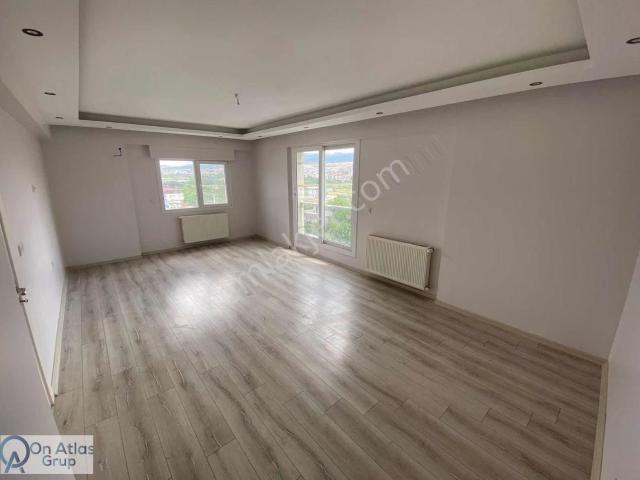 Menemen'de Havuzlu Site İçerisinde Geniş 2+1 Kiralık Daire