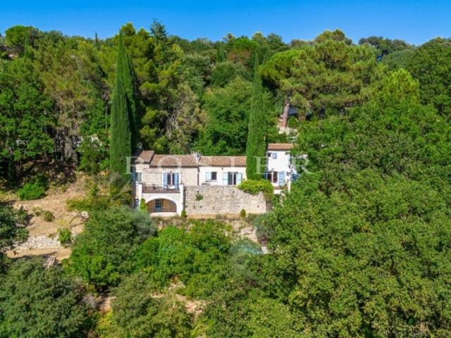 Ménerbes: propriété de village avec piscine, dépendances et vue