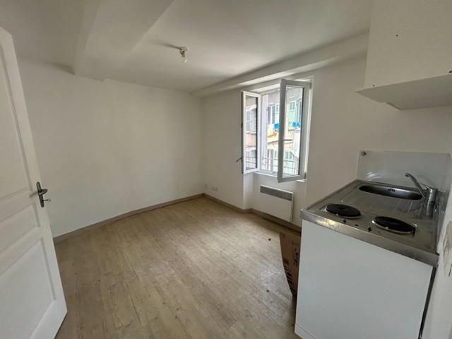 Méounes Les Montrieux Appartement 2 pièces de 22.3 m2 avec grenier attenant