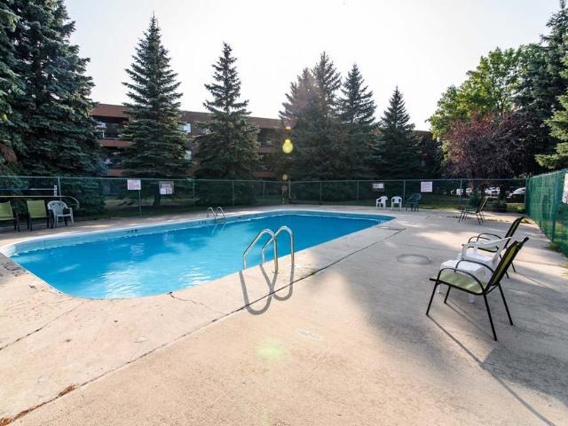 Meadowlark Green 2 Bedroom Apartment for Rent at 141 Strauss Dr, Winnipeg, MB R3J 3V3 Booth