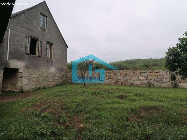 Meaño: magnifica casona de pueblo, construida en piedra, con finca cercada por muro.