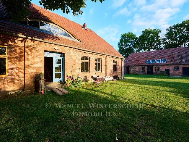 Mecklenburger Bauernhaus und Nebengelass in der Gegend um Tarnow
