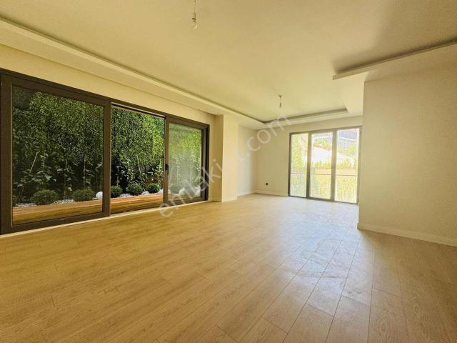 Meda Terrace Çengelköy Prestijli Projede İki Bahçeli Satılık 4+1