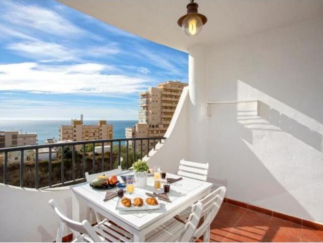 Media temporada. Se alquila desde 1.9.26 31.5.26 bonito estudio con vistas al mar en zona Torrebla