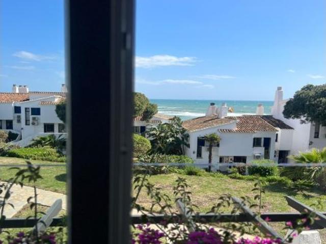 Media temporada. Se alquila maginifico apartamento a en 1a línea de playa Mijas