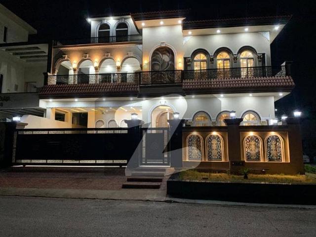 Media Town 10 Marla Well Maintained House For Sale With All Facilities Ideal Location Near To Masjid Near To Park Near To School