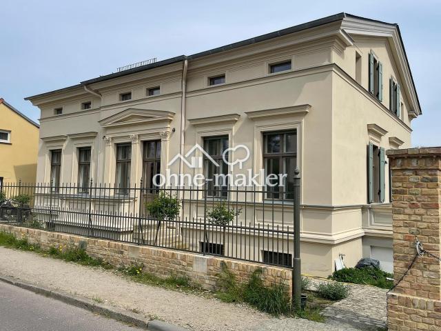 Mediterranes Wohnen in klassizistischer Villenhälfte