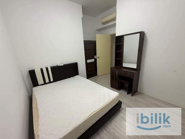 Medium Bedroom with own private bathroom