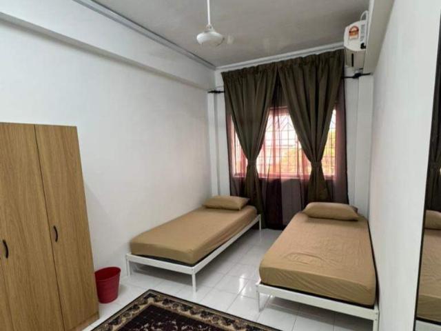 Medium Bedroom Bilik 4 Apartment Putra Ria Pinggiran Putra, Seri Kembangan