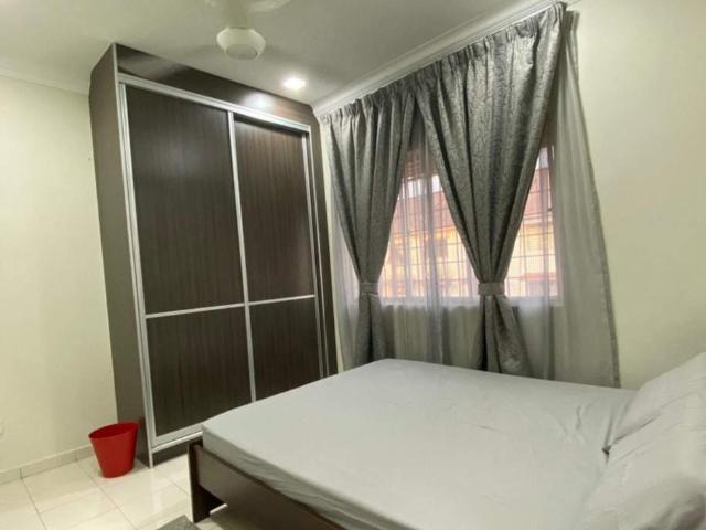 Medium Bedroom Bilik 3 Seri Mas, Seri Kembangan
