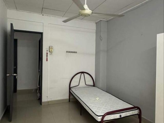 Medium room $600/month including Air cond, electric, wifi and water bill @ PJS 7/7J For Malaysian Chinese Girl only