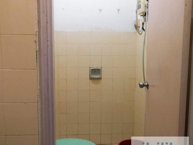 Medium Room to let at Menara Alpha Condominium