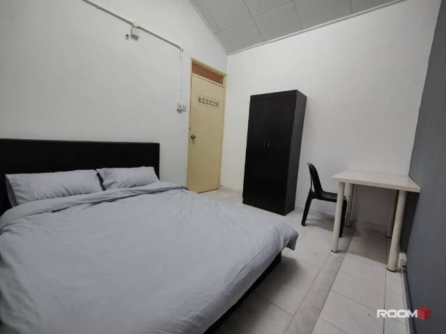 Medium Room w/ Private Bathroom @ Bandar Sunway