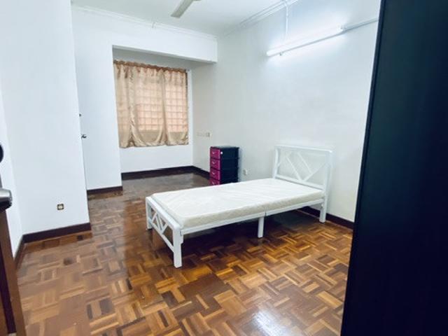 Medium room with attached bathroom available for rent in Bandar Utama / Centre Point / MRT Station area!