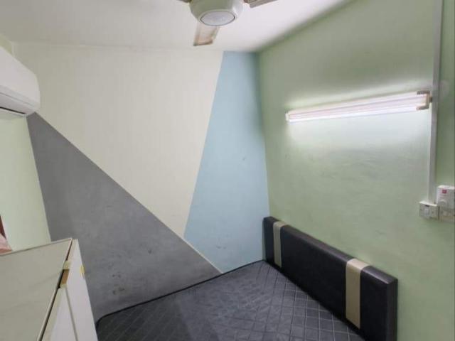 Medium room with AC and Window @Pelangi Damansara, Kota Damansara