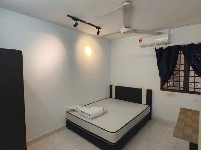Medium room with AC & window @Palm Spring, Kota Damansara, | Walk to Surian MRT Station