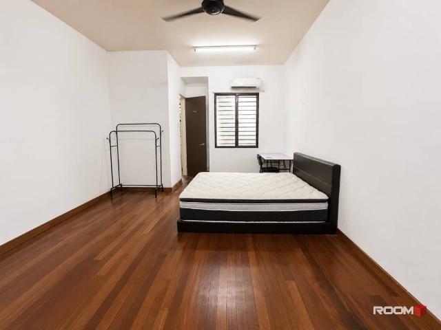 Medium Room with Private Bathroom @ Alam Impian | 5–8 mins to AEON BiG Seksyen 23 ️