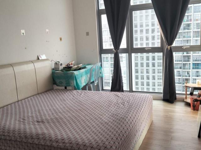 Medium Room with Private barheoom
