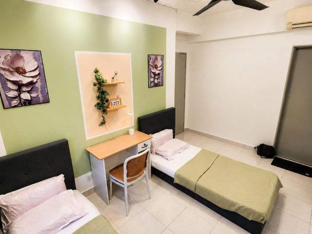 Medium Room Female Only Near USJ21 LRT