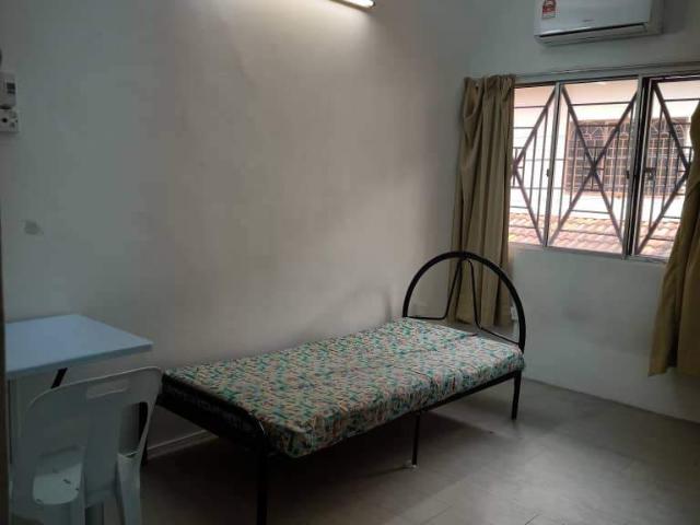 Medium Room Free Wifi & Parking Meter Aircond RM350