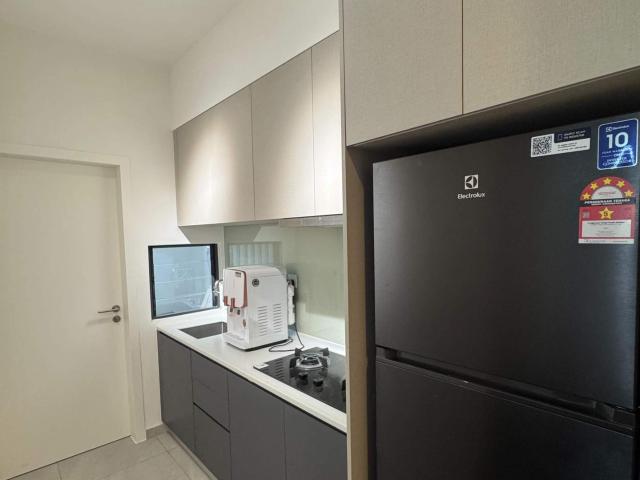 Medium Room – Move In with Just Your Luggage!