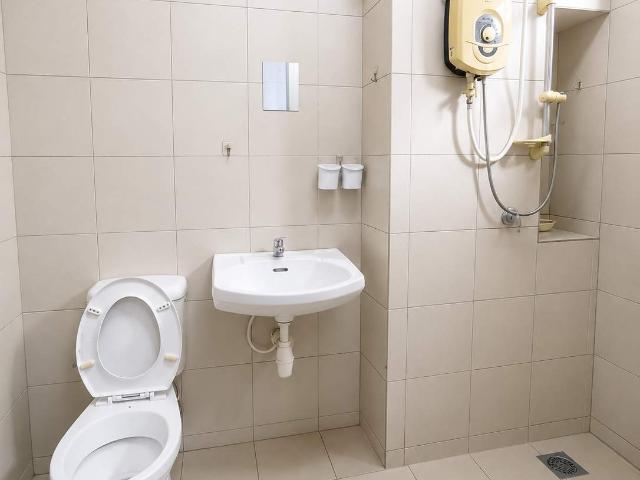 Medium Room + Private Bathroom @ Bandar Botanic | Near AEON & Lotus’s Bukit Tinggi ️