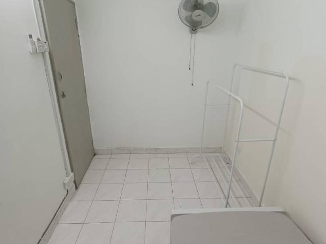 Medium window room with aircond at jalan wawasan 1/ near to setia walk, ioi mall, kenari puchong