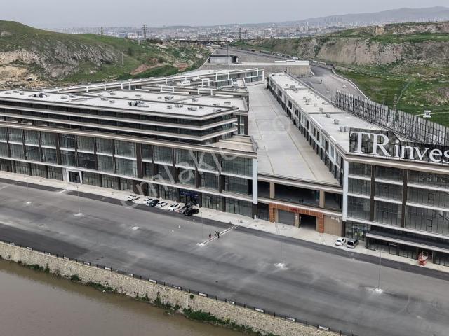 Mega Şaşmaz'da Giriş Katında Satılık Dükkan