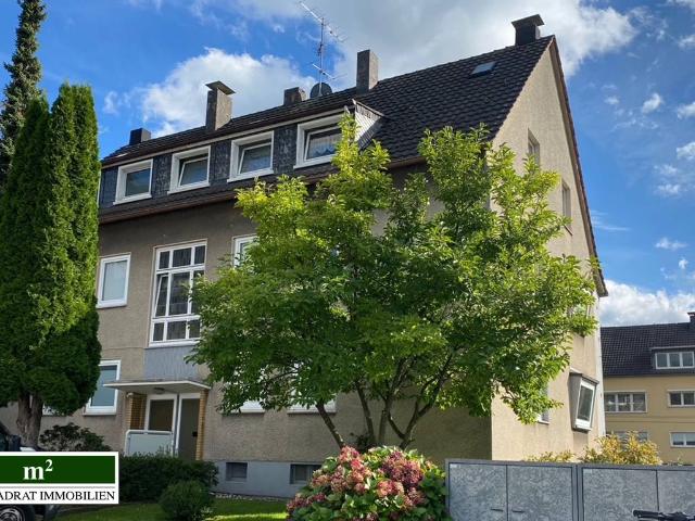 Mehfamilienhaus mit vermieteter Gewerbehalle und Garagen