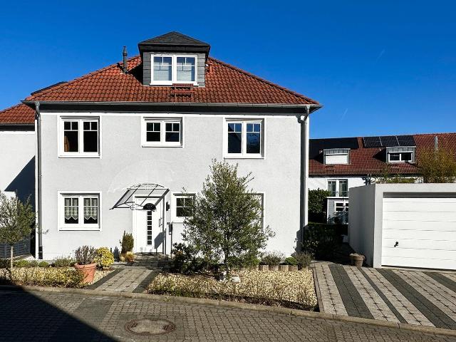 VON PRIVAT: Außergewöhnliche Stadtvilla mit Wintergarten und 207 m² in Bad Vilbel Dortelweil