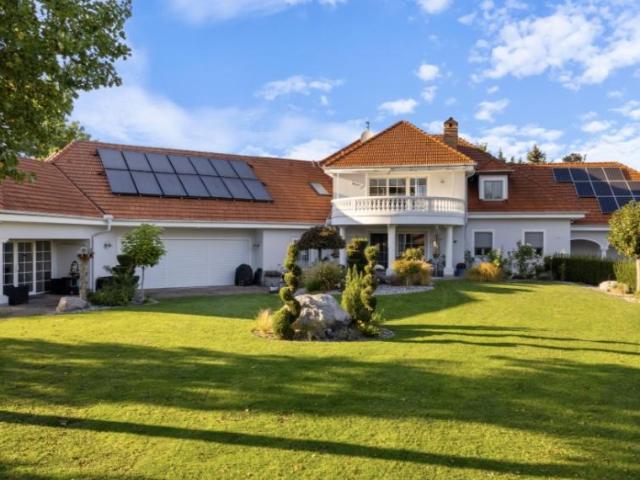 Mehrgenerationen Villa mit viel Potenzial und großem Grundstück