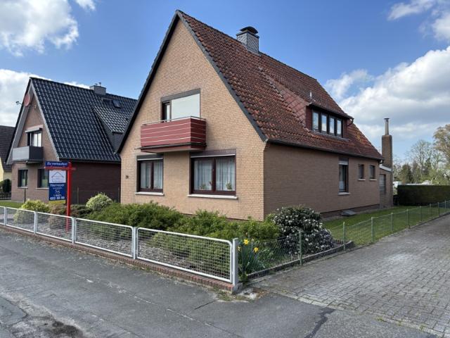 Preisreduktion! Gepflegtes Zweifamilienhaus mit großem Garten und Garage